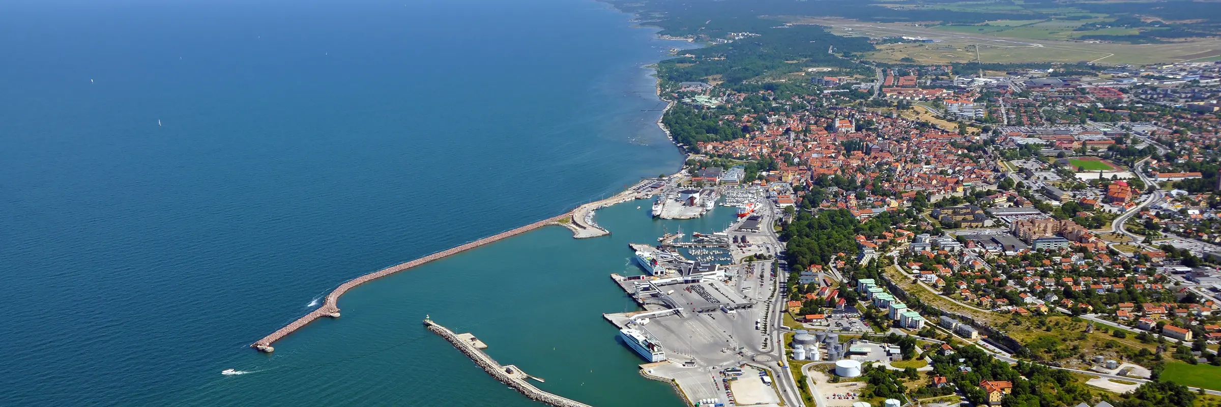 Flygfoto över Visby med hamnen