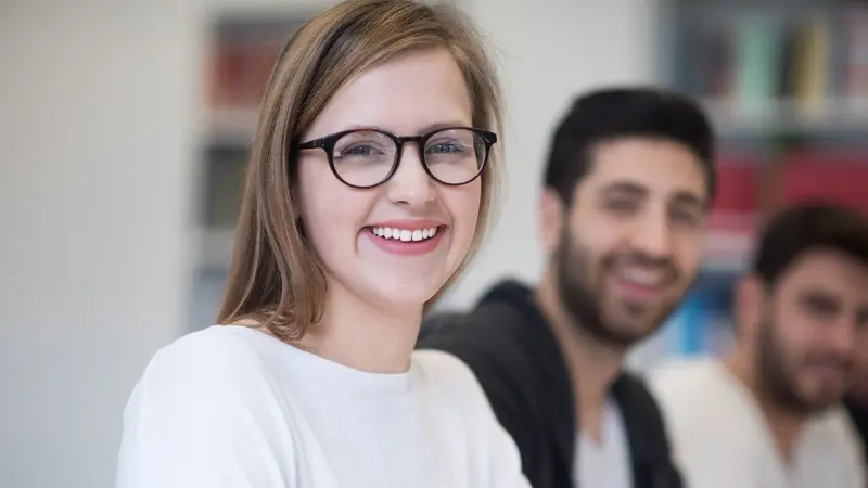 En grupp studenter i ett klassrum