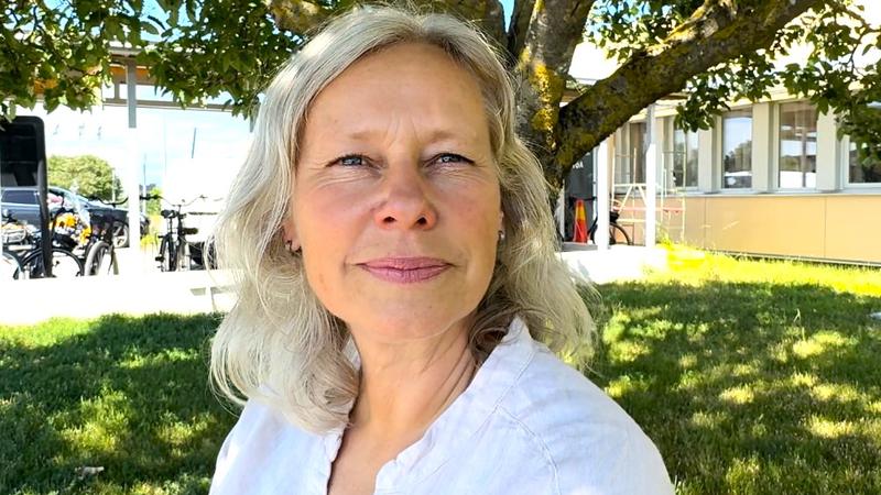 Porträtt på kvinna i skuggan under ett träd