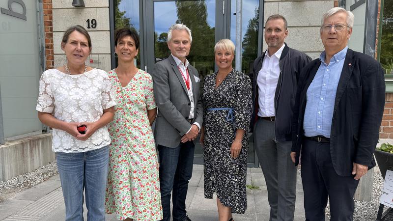 Äldre- och socialförsäkringsminister Anna Tenje på besök. Gruppen som träffades står utanför ingången till Region Gotlands lokaler på Visborg.