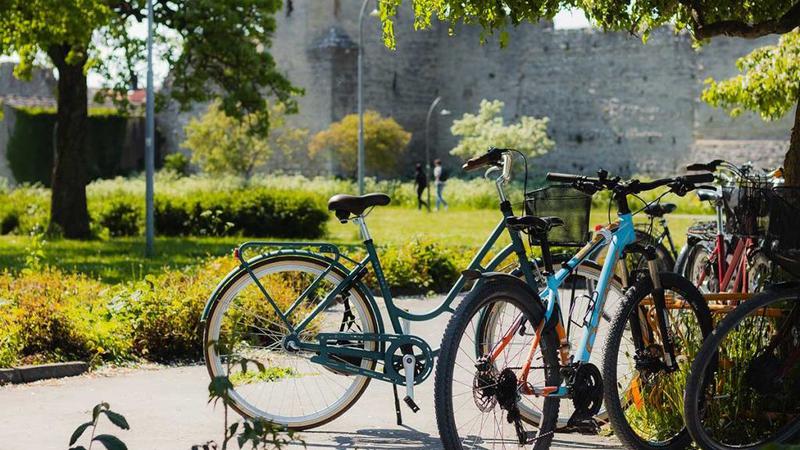 Några cyklar parkerade bredvid varandra.