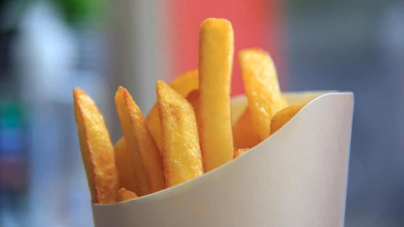En närbild av en korg med pommes frites.