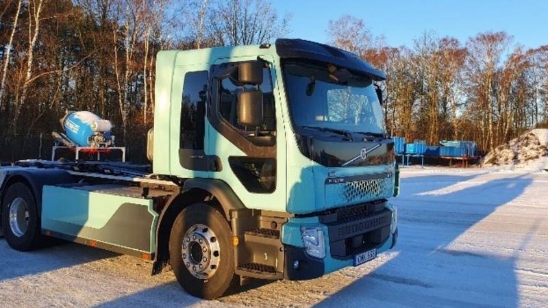 En semitrailer parkerad på en snöig väg.