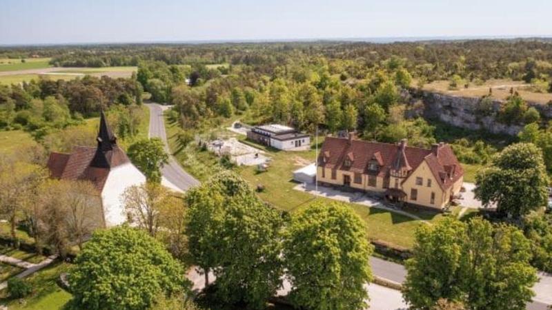 En flygbild av ett hus omgivet av träd.