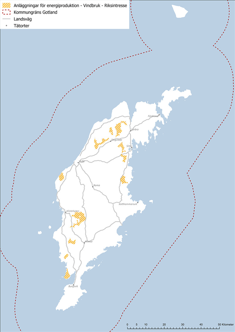 Karta över Gotland, med riksintresseområden för friluftsliv markerade.  Teckenförklaring: Diaginalt gul- och rödstreckad yta: Anläggningar för energiproduktion, vindbruk Mörkröd kortstreckad linje: Kommungräns Gotland Grå linje: Landsväg Svarta prickar: Tätorter.