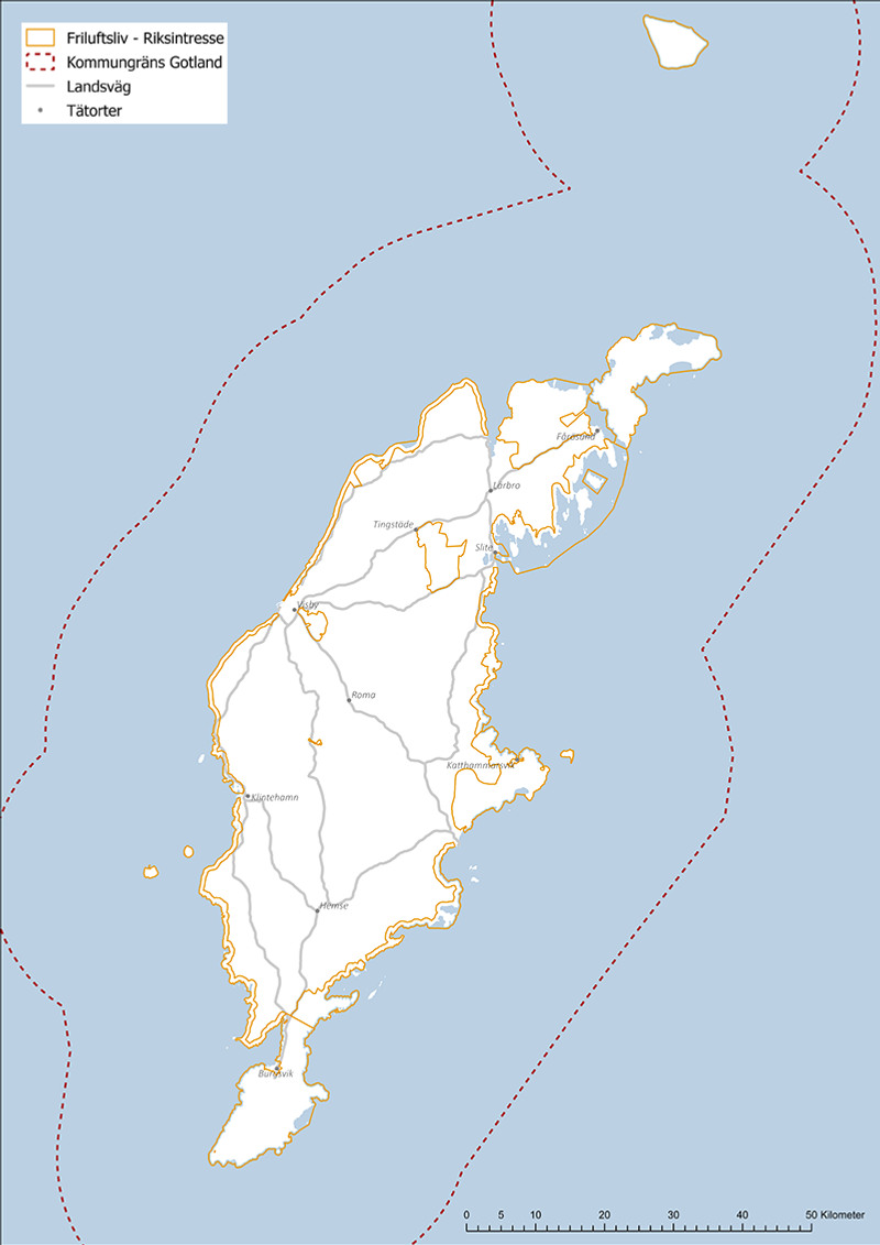 Karta över Gotland, med riksintresseområden för friluftsliv utmarkerade. Teckenförklaring: Orange ytterkant: Friluftsliv, riksintresse Mörkröd kortstreckad linje: Kommungräns Gotland Grå linje: Landsväg Svarta prickar: Tätorter.