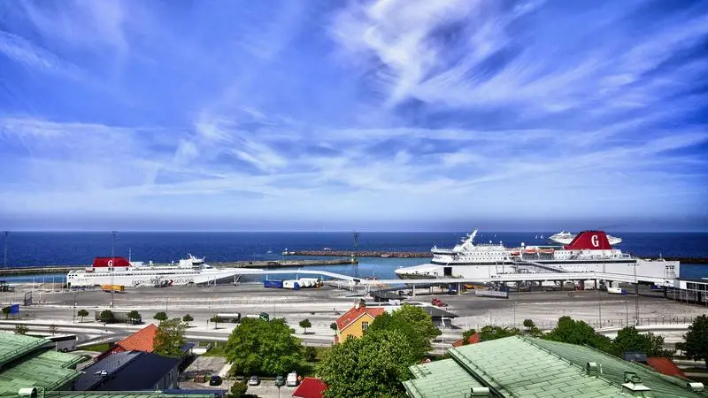 Visby hamn, två färjor, blå himmel med dramatiska moln