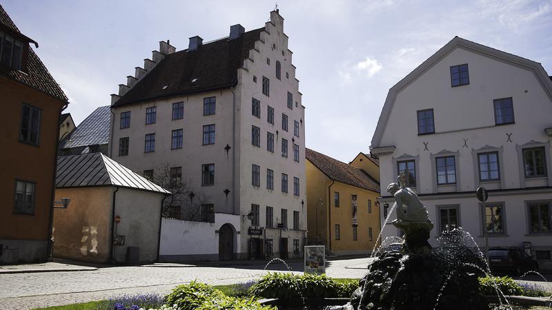 En fontän framför en rad byggnader.