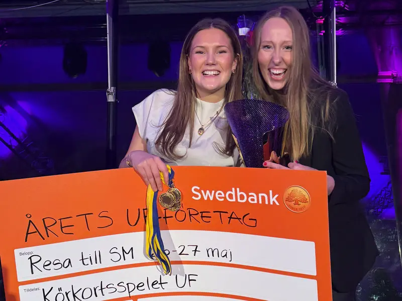 Två glada vinnare och deras pris