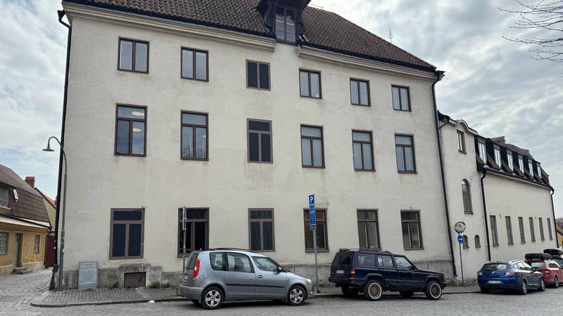Ett stort gammalt hus med minst tre våningar