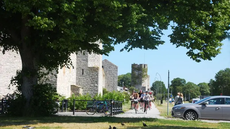 En grupp cyklister cyklar längs ringmuren
