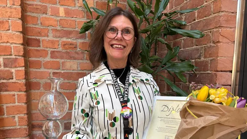 Mia Stuhre med vandringspris, diplom och blombukett