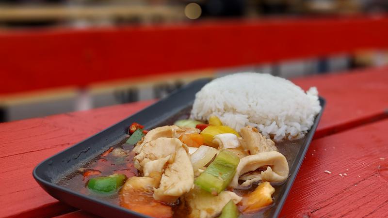 Flergångstallrik med thailändsk mat