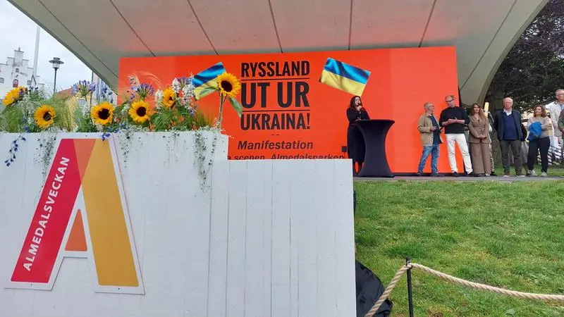 Människor står på scen i Almedalen och pratar om Ukraina. 