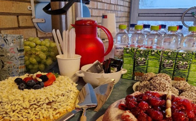 Ett bord med en tårta täckt av frukt.