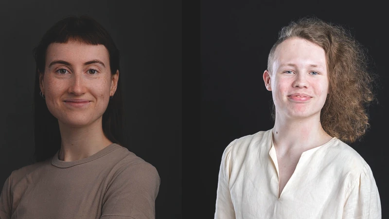 Två kvinnor poserar för en bild framför en svart bakgrund.