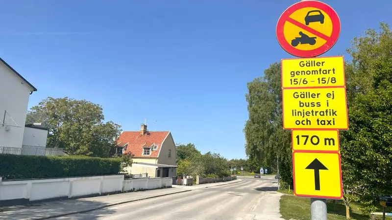 Gata med vägskylt.