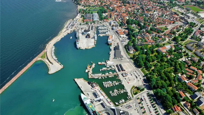 Flygfoto över Visby hamn.