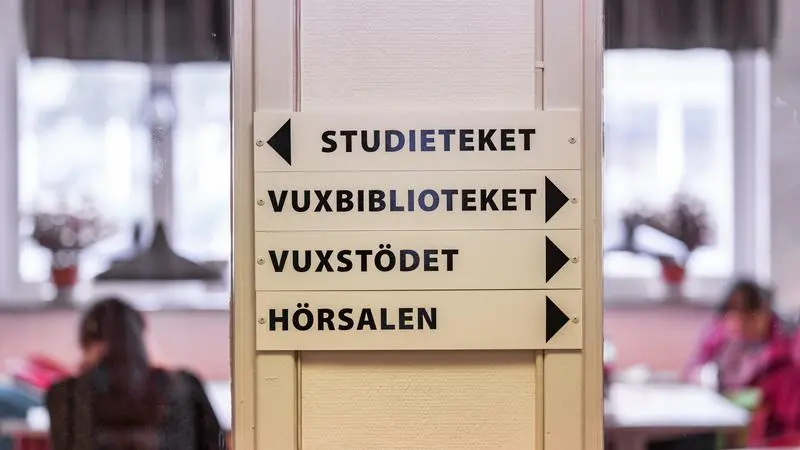 Skylt med pilar.