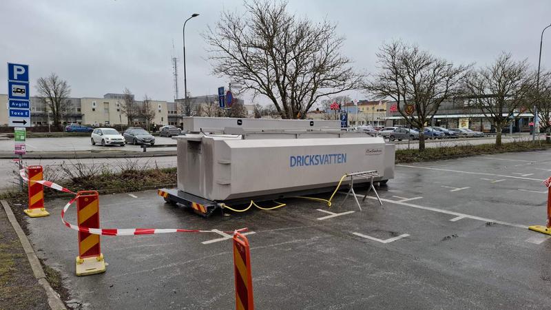 En står tank står på en parkering.