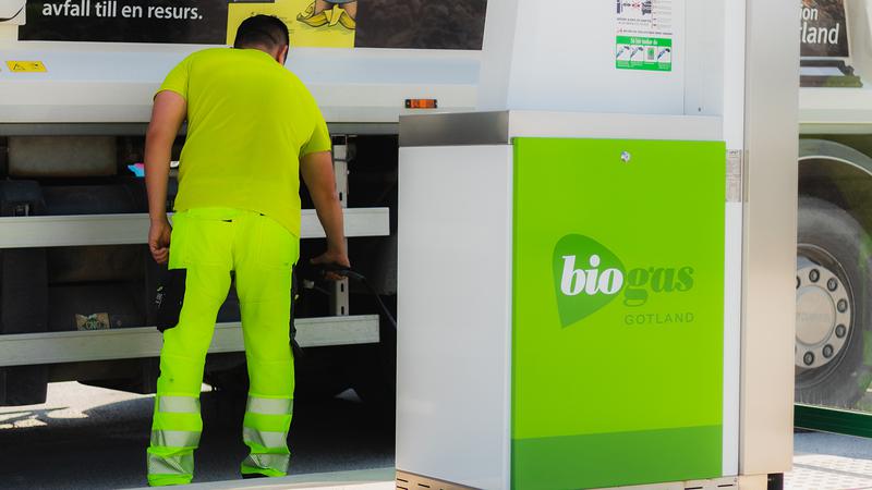 man tankar biogas i en lastbil