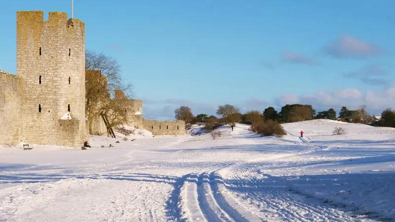 Längdskidsspår intill ringmuren i Visby