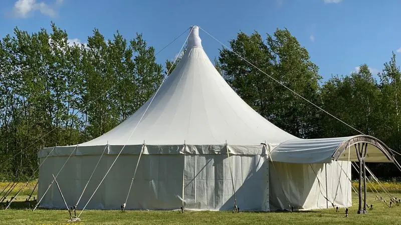 Ett stort cirkustält på en äng