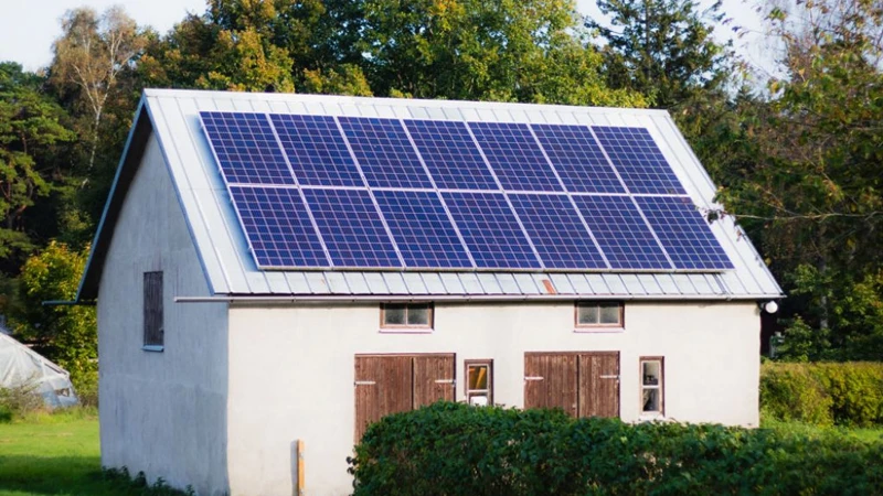 Ett hus med en solpanel på taket.