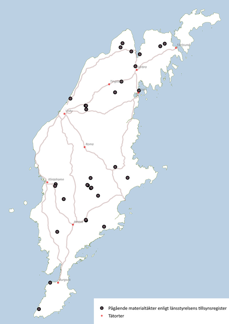 Karta över Gotland med  kända pågående materialtäkter enligt Länsstyrelsens tillståndsregister markerade.