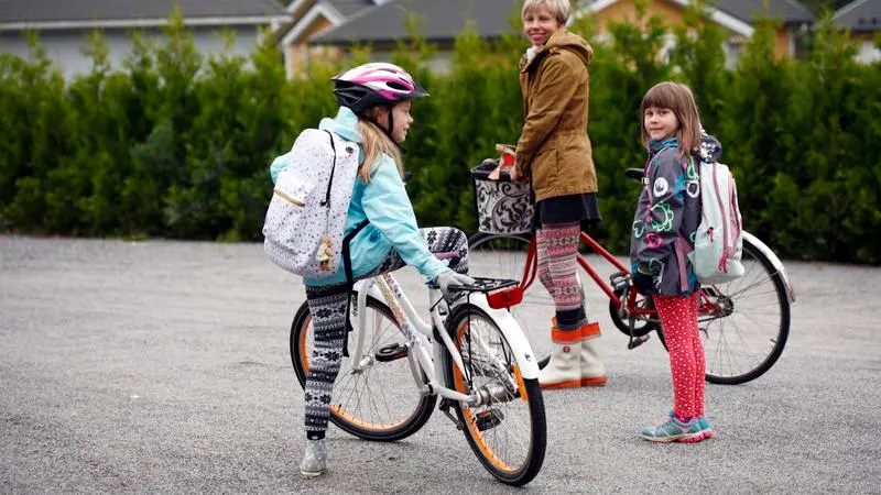 Familj som går och cyklar - genrebild