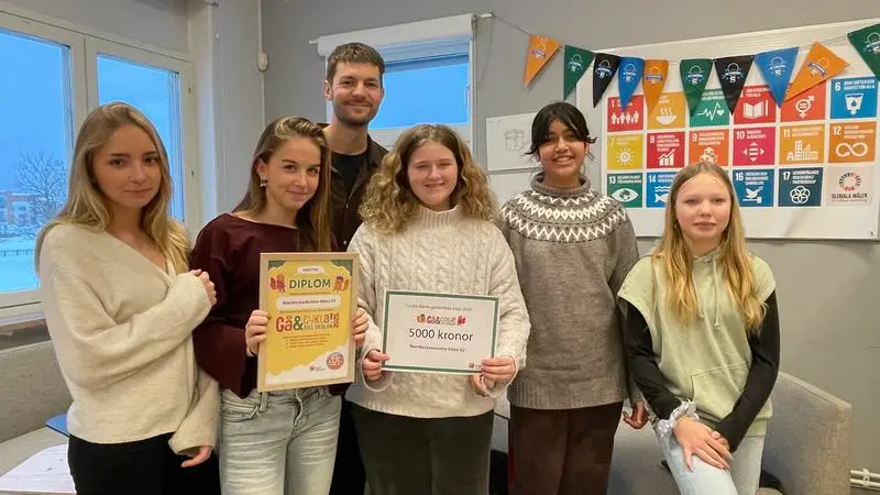 Elever i klassrum med diplom i handen