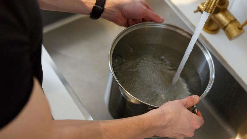 Kastrull fylls på med kranvatten.