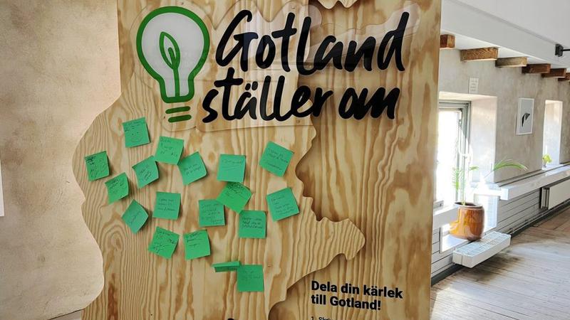 En träskylt med post it-lappar fästa på den.