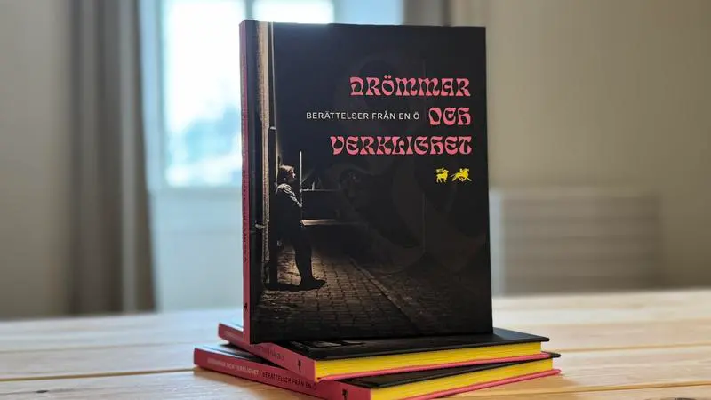 En hög med böcker