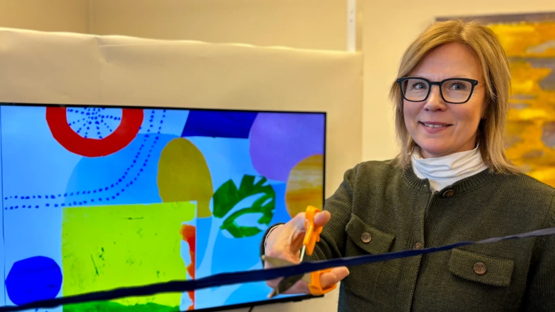 Sjukhuschef Sari Stenius klipper bandet vid invigningen av Konstkanalen.