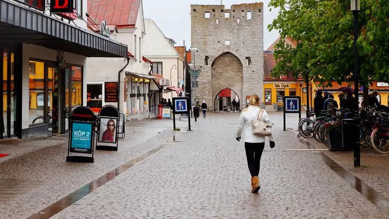Gata med butiker och ringmur