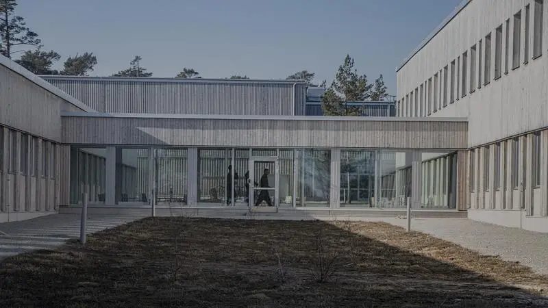 Glasgången som förenar de två byggnadskropparna.