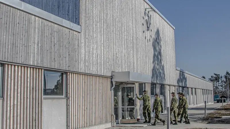 Militärer går in i multifunktionsbyggnaden på Gotlands regemente P18.