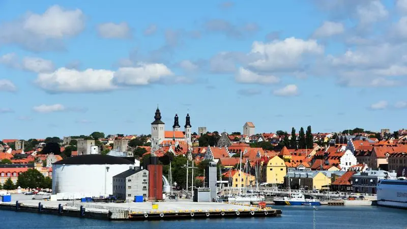 Bild som visar Visby hamn och delar av innerstan