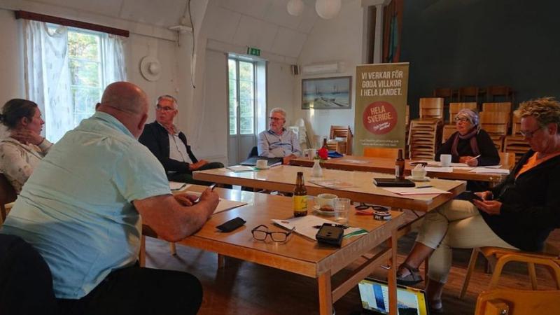 Människor som sitter i möte runt ett bord