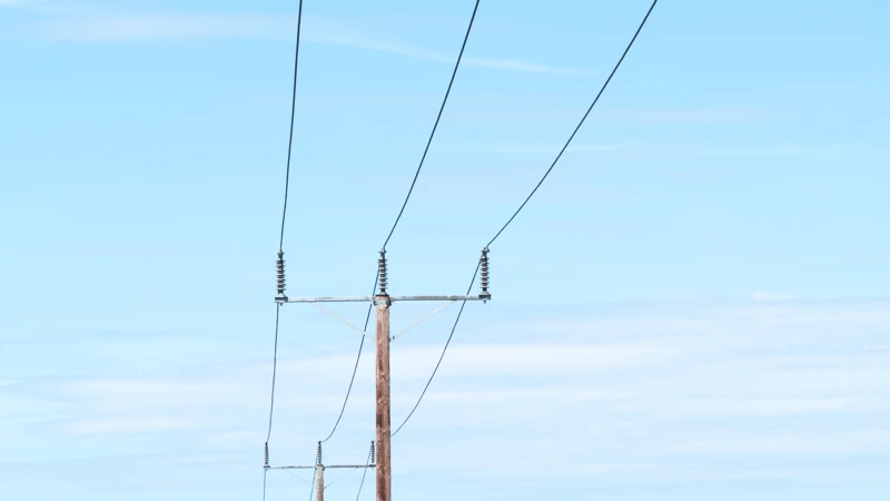 Elledningar mot blå himmel.