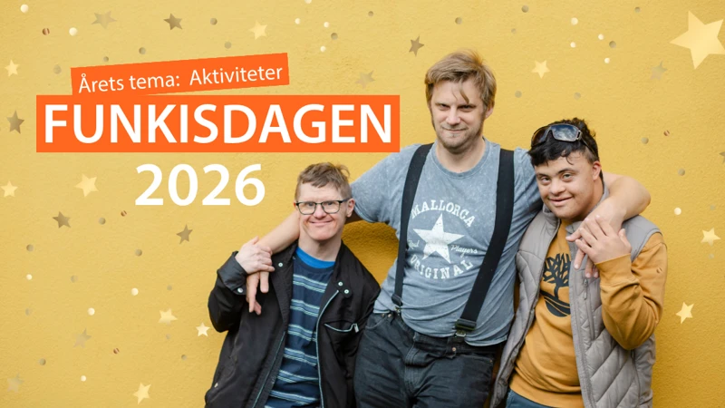 Tre män står bredvid varandra framför en gul vägg.