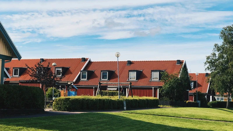 En rad med hus med röda tegeltak.