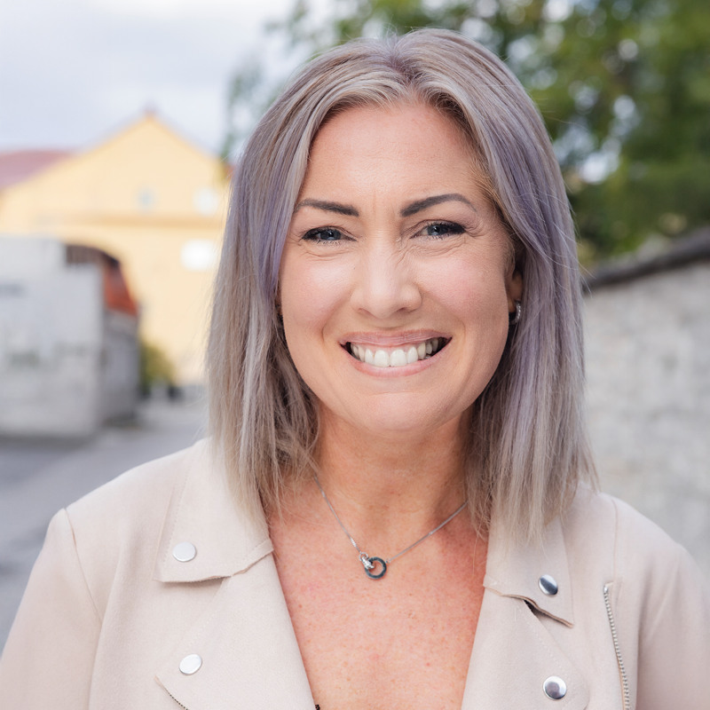 En kvinna som ler mot kameran.