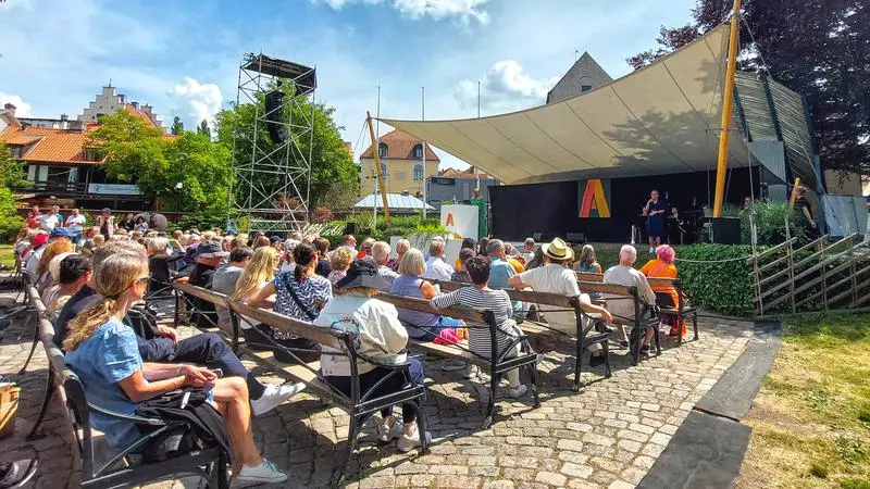Almedalens scen med publik i solsken