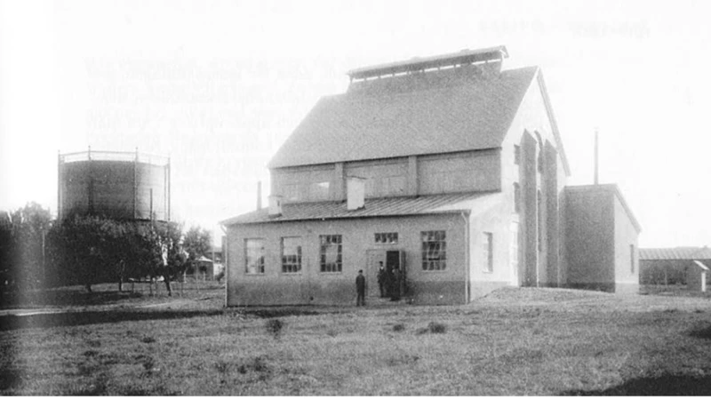Ett svartvitt foto av ett litet hus.