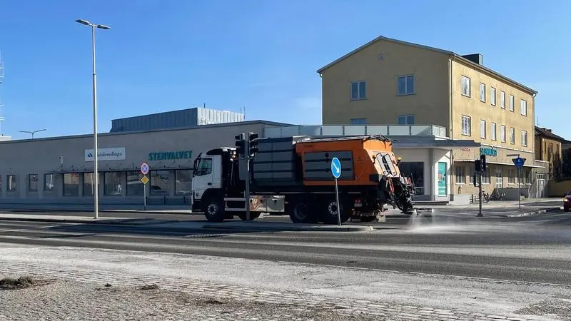Lastbil spolar gata.