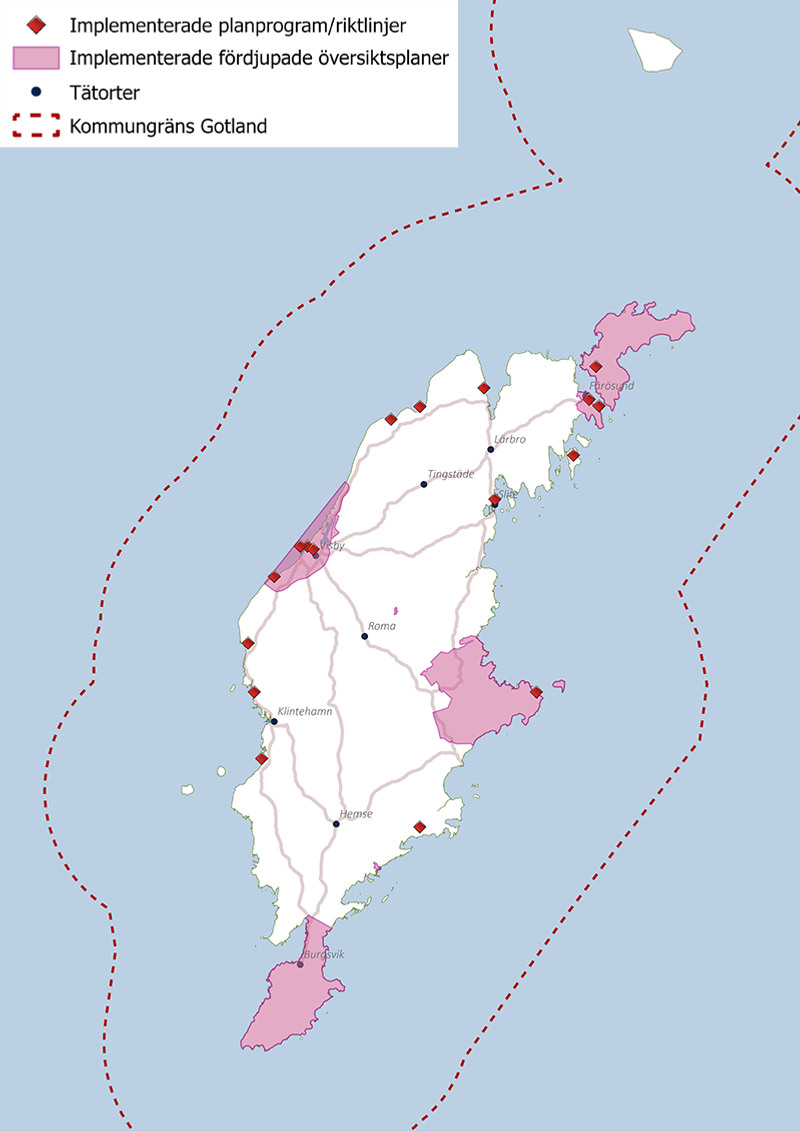 Karta över Gotland, med befintliga fördjupade översiktsplaner och program från översiktsplanen markerad.   Teckenförklaring: Röda diamanter: Implementerade planprogram/riktlinjer Rosa yta med lila ytterkant: Implementerade fördjupade översiktsplaner Svarta prickar: Tätorter Streckad mörkröd linje: Kommungräns Gotland.