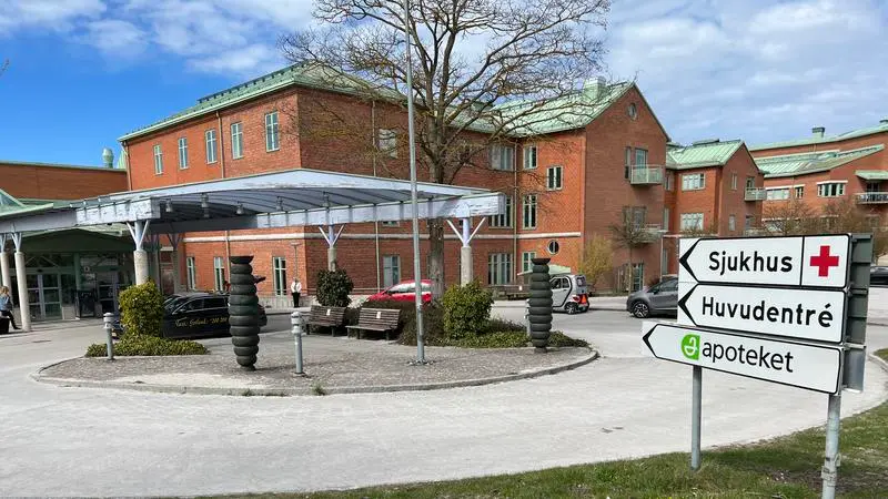En gatuskylt framför Visby lasaretts huvudentré.