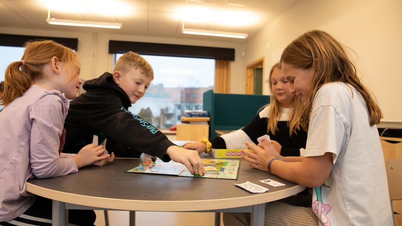 Fritidsbarn på Alléskolan spelar kort.